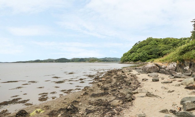 Cairnbaan Cottage | CRINAN CANAL COTTAGE NO8, pet friendly, with open fire in Kilmartin