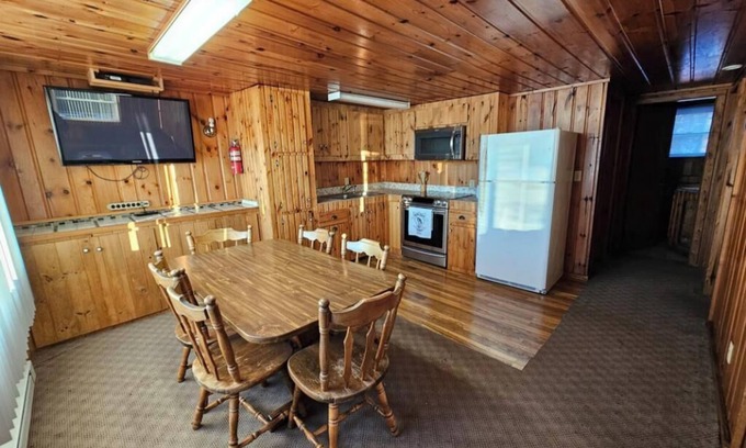 Nevis Cabin | Crow Crest Lodge Resort #3 Waters Edge, Stunning Sunsets, Family Getaway