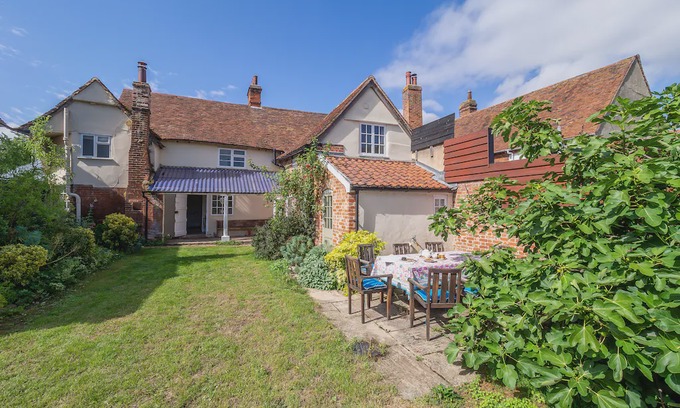 Stoke by Nayland House | Crown Cottage is a classic 16th Century Suffolk cottage, in a commanding position in Stoke-by-Naylan