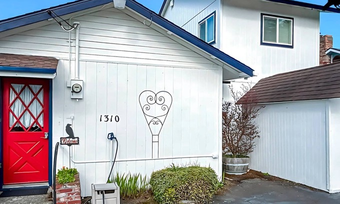 Port Angeles House | Crows Nest Charming Vintage Retreat, Harbor View