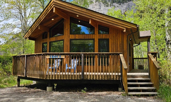 Crowsnest Pass Cabin | Crowsnest River Chalet - Trout