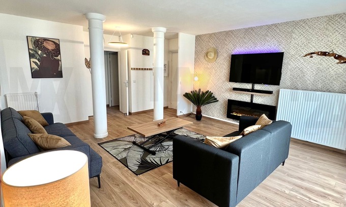 Cergy Apartment | ☀ Cuban Charm 2 Bedrooms Private Parking Near Train Station ❤