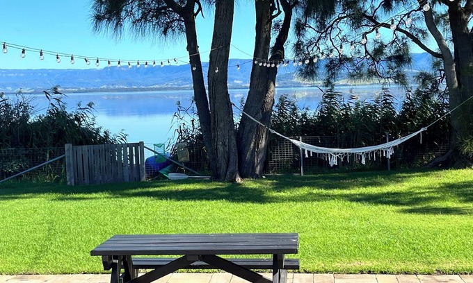 Windang House | Cudgeree Bay Lake House - Right on Lake Illawarra's edge