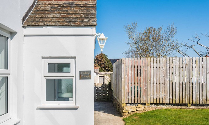 Newquay Cottage | Curlew Cottage, Cubert, with glimpses of the sea