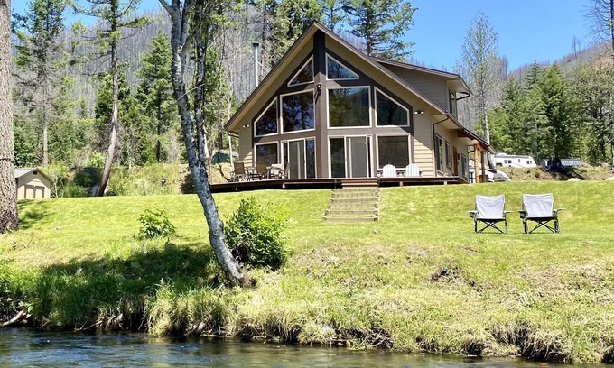 Vida House | Custom Built Home - Riverfront Home on the McKenzie River