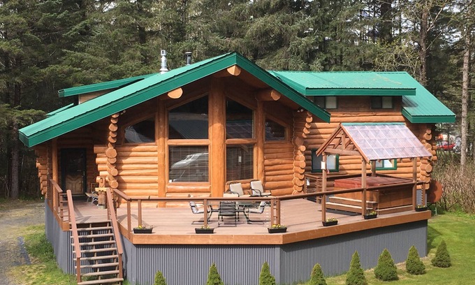 Seward House | Custom-Built Log Home : Clean, Spacious, and only 4 miles from downtown Seward!