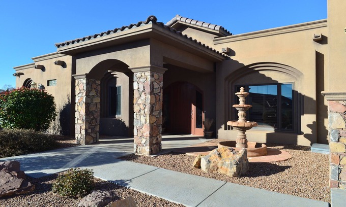 Las Cruces House | Custom Cruces Tuscan Home - Minutes to Shopping, Golf Course, Mountains and More