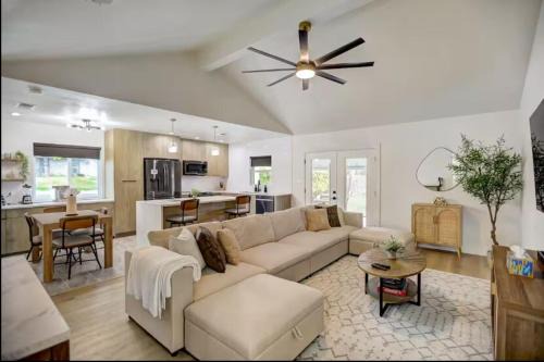 North Austin Civic Association House | Custom Designer Home. Sleeps 9. Close to domain Q2