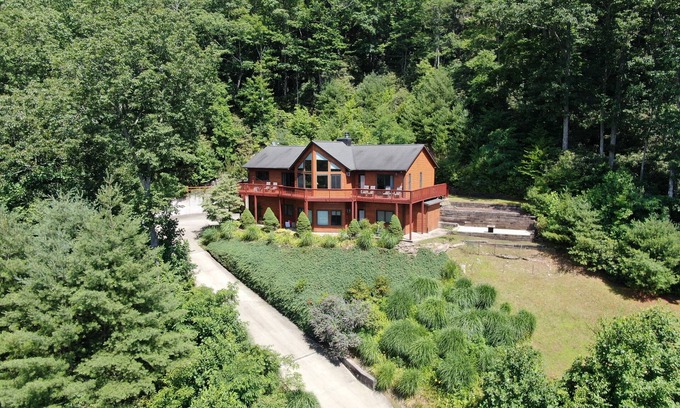Hendersonville House | Custom mountainside home - year round Mountain View - Convenient location