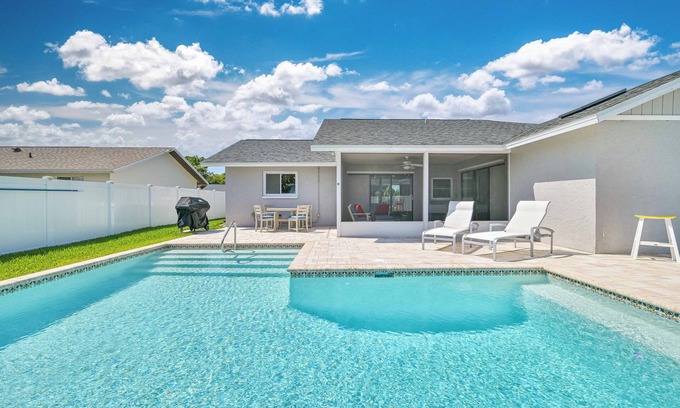 San Carlos Park House | Custom Pool! Tiki Bar | Private Yard ~ Enjoy SWFL