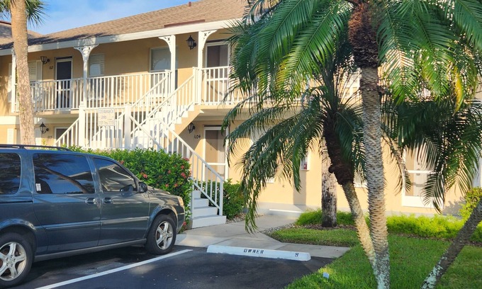 Hammock Bay Condo | Cute 2 BR Condo On The Water