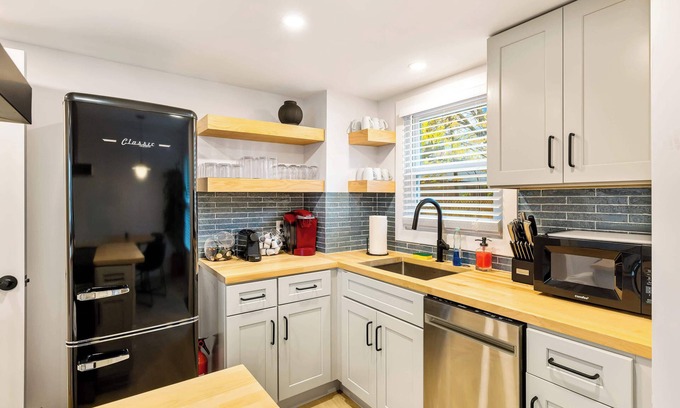Dicken House | Cute 3BR/2BA w/Jacuzzi, Steps from Big House!