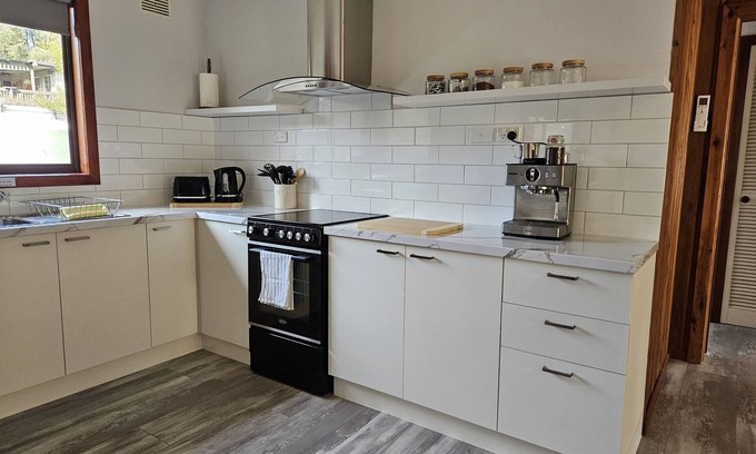 Loch Sport House | Cute & clean small cottage by the water & bush. Pet friendly!