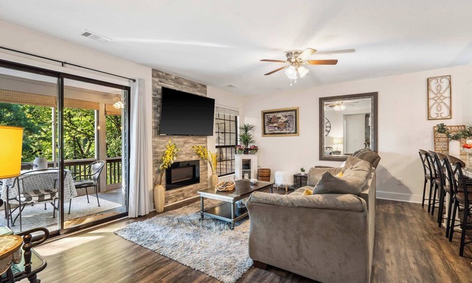 Table Rock Condo | Cute, Comfy & Cozy – For 6