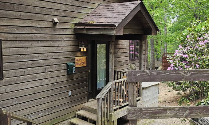 Skyland Cabin | Cute family cabin w/hot tub 3.7 mile from Biltmore