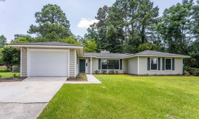 Beaufort House | Cute home, great for MCRD families (entire home)