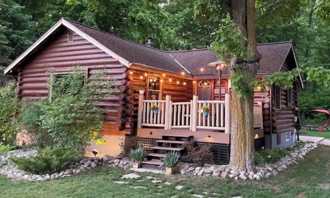 Walloon Lake Cabin | Cute Log Cabin! Summer Dates Open! Hot Tub! Walloon Lake Beach! Waterpark!