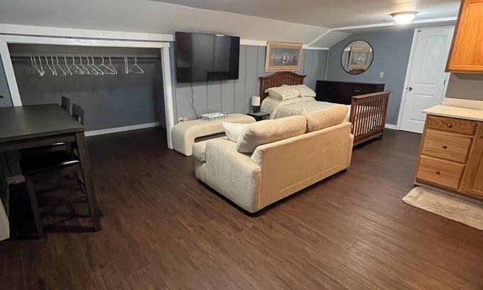 Fellowship Apartment | Cute studio, pets welcome, 8 mins to HITS, 20 mins to WEC, 10 mins to shopping