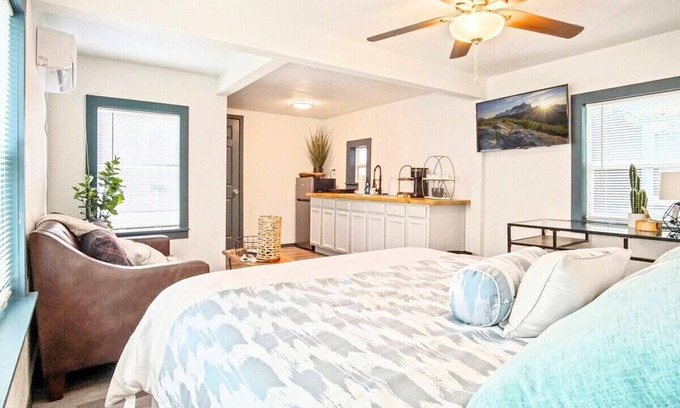 Central Oklahoma City Apartment | Cute Tiny house- Fence Yard- Kitchen- 3 mins to Plaza District- Best Promotion for Holiday