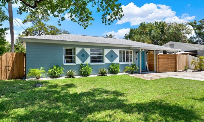 Sun Bay South House | Cutest House on the block Central to downtown and the best beaches!