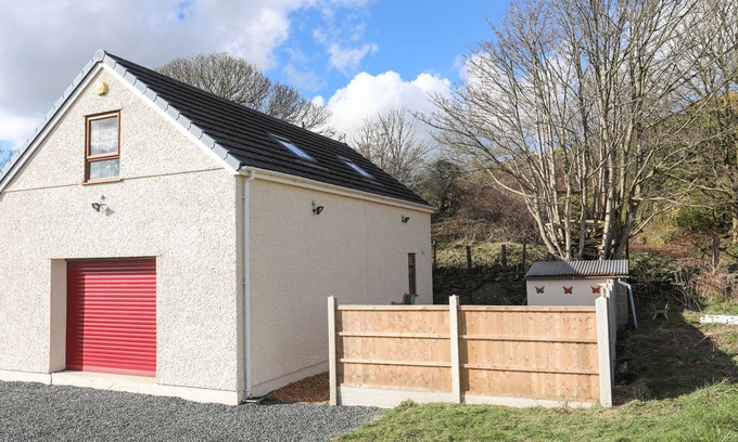 Llangefni House | CWT CI, romantic, country holiday cottage, with a garden in Llangefni