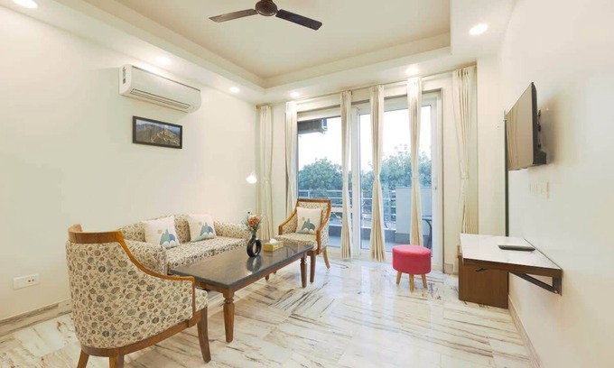 Sushant Lok Apartment | Cyber hub retreat near Horizon center