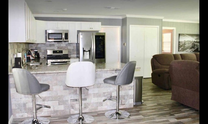 Leon Valley House | CYC Lounge with Guest House