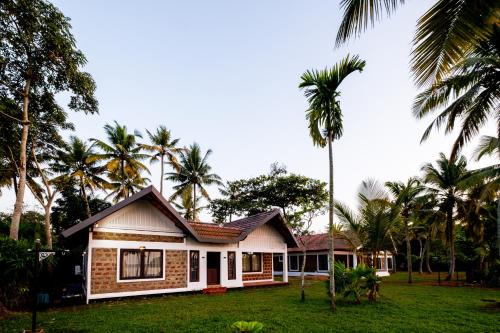Vaikom Villa | Cynefin, Pet-friendly 2br by the backwaters by Roamhome
