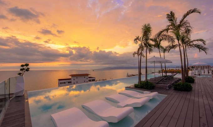 Amapas Condo | D'Terrace Luxe 2 King/2ba Apt Los Muertos Beach/Pier Romantic Zone, hot tub, pkg