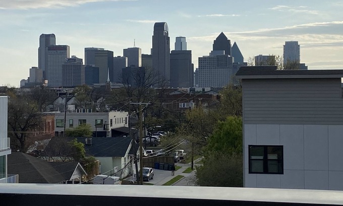 Old East Dallas House | D1 Chill Vibes w Clean Lines Uptown Townhouse w a Rooftop STUNNING Downtown View