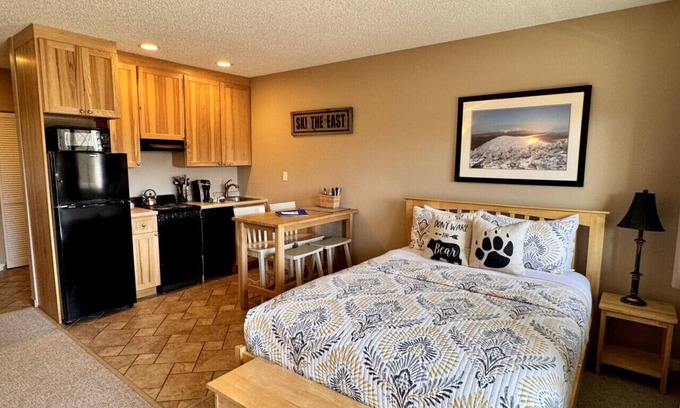 Lincoln Condo | D116 · Lovely studio with beautiful view of loon Mountain