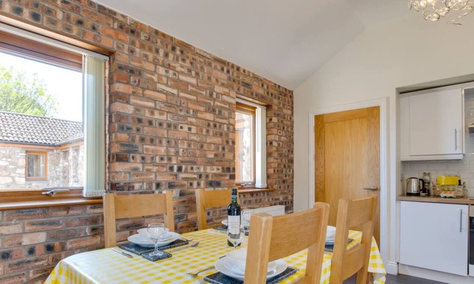 Llanrhidian Higher House | Daffodil Cottage in the beautiful Gower