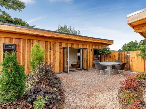 Llangadfan House | Daffodil - Uk40266