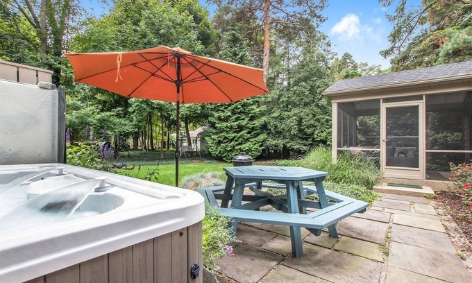Douglas House | Daisy Cottage: Hot Tub, Screen Porch, Fireplace, Walk to Lake Michigan