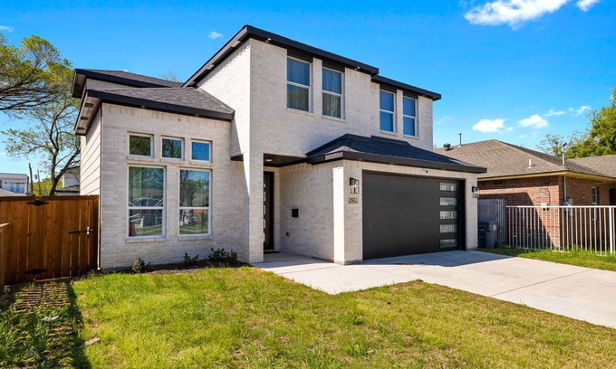 West Dallas House | Dallas Luxury New Build - Near Downtown