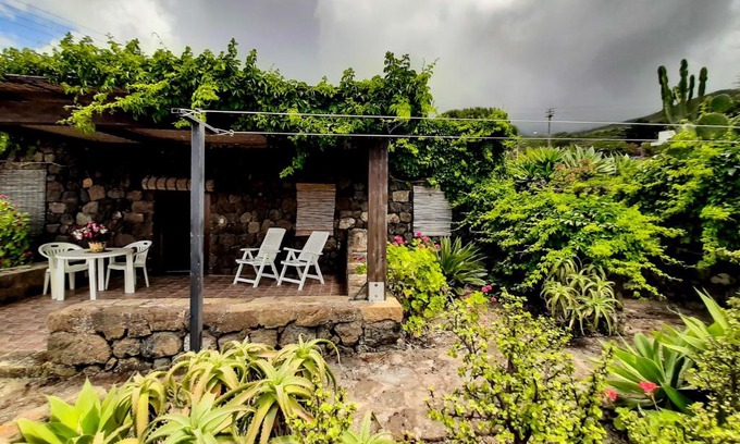 Siba-Roncone House | Dammuso nespolo