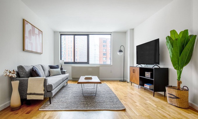 Union Square Apartment | Dandy Union Square 1BR w/Gym, Doorman, across from Park, by Blueground