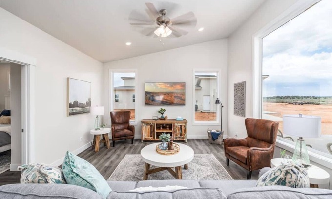Kanab House | Dark Skies l Private Hot Tub I Pool & Pickleball Court
