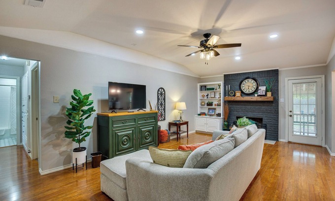 Waxahachie House | Darling Waxahachie Home w/Yard & Fire Pit!