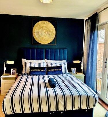 Dartford House | Dartford Kent Luxe Home -2 Mins From Dartford Crossing - Close To Town Centre & Station - 5 Bedroom Holiday Home - Fun Games & Free Parking-Sleeps 1 to 12