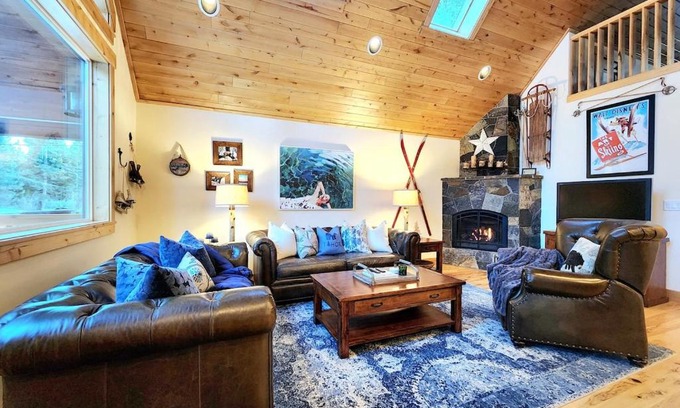 Tahoe Vista House | Das Bar Haus - Walk to Beach & Close to Ski Resort