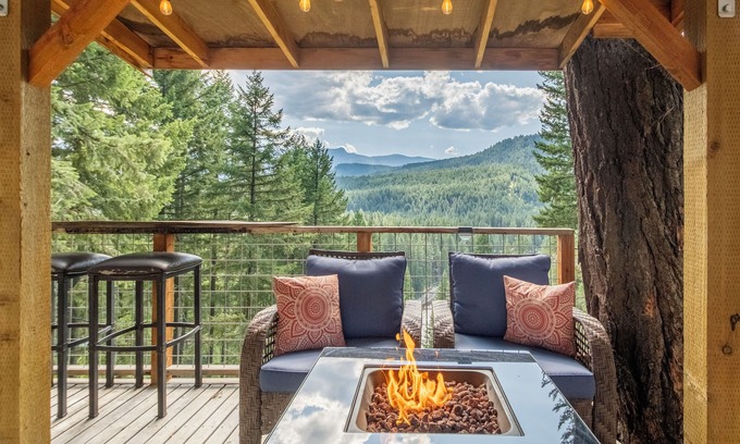 Leavenworth Cabin | Das Tree Haus-Views, Hot Tub, WIFI, Dogs, ROKU