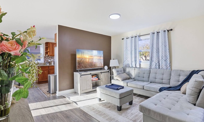 Des Plaines House | Dash: 4 Bdrms, 2.5 BA