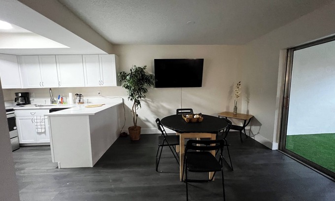Davie House | Davie Gem, Mins away from Beach & Airport