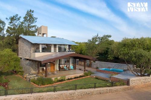 Bajarwadi Villa | Dawn Ecstasy by StayVista - Hill-view villa with Modern interiors, Garden area & Indoor games