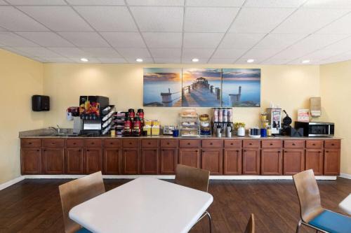 Biloxi Hotel | Days Inn by Wyndham Biloxi Beach