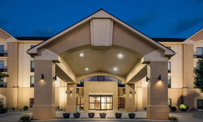 Cedar Rapids Hotel | Days Inn & Suites by Wyndham Cedar Rapids