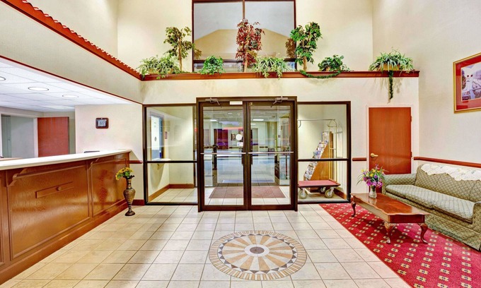 Bridgeport Hotel | Days Inn & Suites by Wyndham Louisville SW