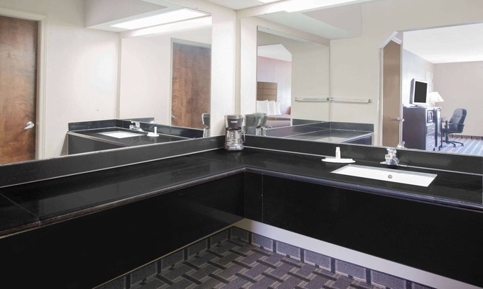 Pine Bluff Hotel | Days Inn & Suites by Wyndham Pine Bluff