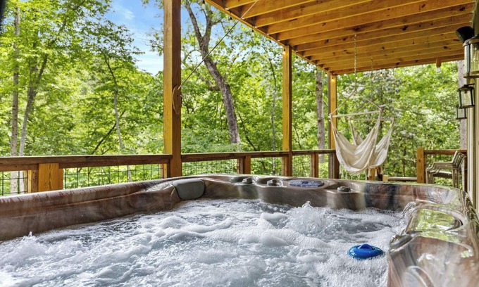 Ellijay Cabin | DEALS! Island River| HotTub | EV | Firepit